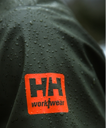 Jacheta Helly Hansen Gale Rain, impermeabila, detalii logo