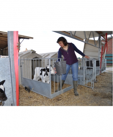 Cuseta individuala vitei Calf-Tel ECO cu gard metalic, invatare alaptare vitel cu poarta deschisa