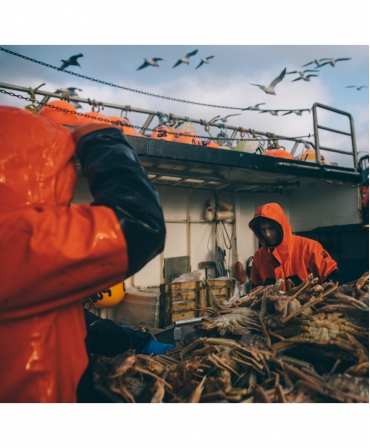 Jacheta cu gluga Helly Hansen Storm Rain, impermeabila, muncitori care sorteaza crabii
