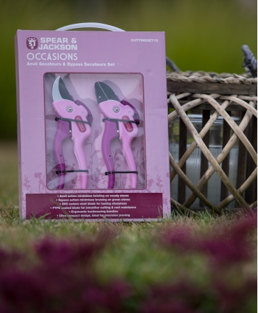 Set cadou cu doua foarfeci gradinarit mici, roz, Spear & Jackson Occasions, in exterior