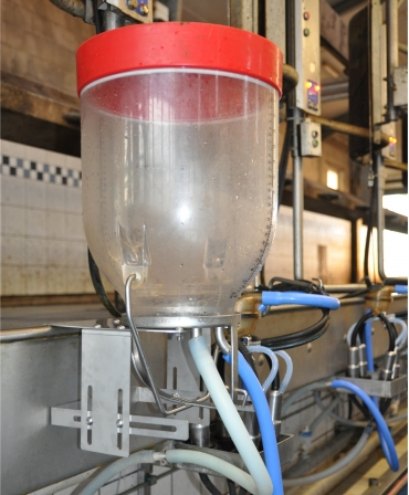 Accesoriu pentru spalarea galetilor in sala de muls, Holm&Laue CanWash, utilizare