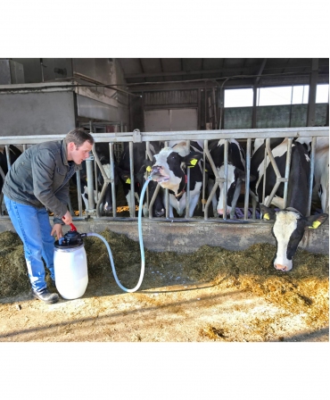 Bidon drench vaci, cu accesorii, Holland Animal Care, 25 litri, in ferma