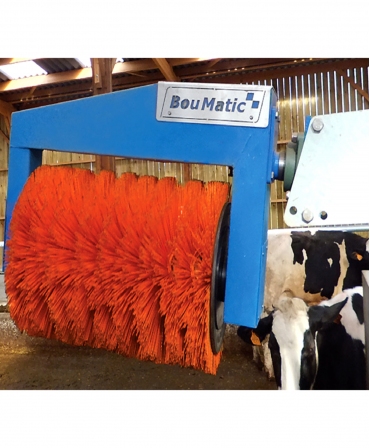 Perie rotativa automata pentru vaci, BouMatic HandyBrush, instalata in adapost